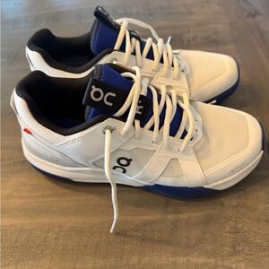 On Roger Federer men/women’s Tennis Shoes size 9 women’s.